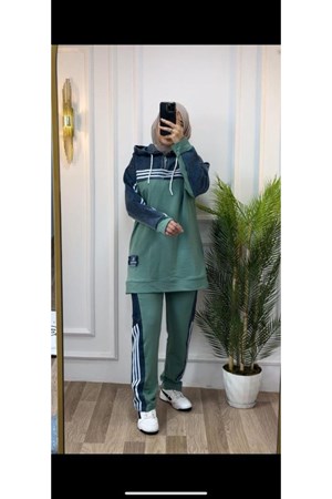طقم قطعتين موديل G1331 بأكمام طويلة وبنطلون واسع مع خطوط جانبية للمحجبات - اخضر (خدمة الدفع عند الباب - القياسات المتوفرة 36,38)