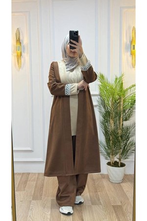 طقم محجبات ثلاثي القطع أنيق ومريح، يضم كيمونو طويل، بلوزة، وبنطال واسع موديل m8056 - AÇIK KAHVE (خدمة الدفع عند الباب - القياسات المتوفرة 3,6)